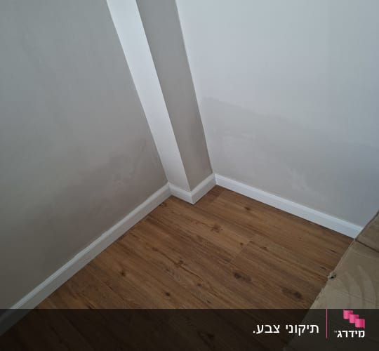 רצפת עץ חדשה בפינת חדר